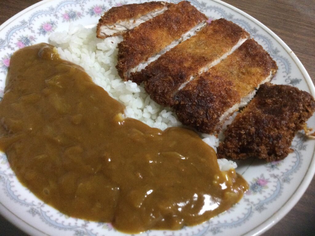 今日のお昼ごはんはカツカレー！